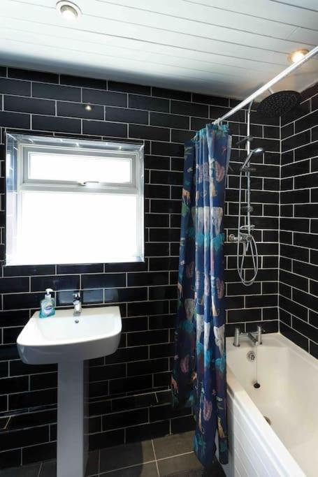 Chester/Handbridge Sleeps 9 + Netflix Hough Green ภายนอก รูปภาพ